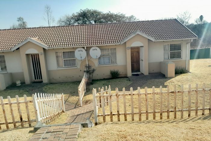 For Sale: 2-Bedroom Townhouse in Rembrandt Ridge with parking, near amenities.