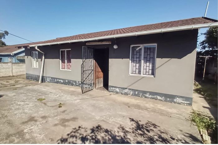 Cinderella Park House For Sale: 3 bedrooms, spacious yard, close to amenities.