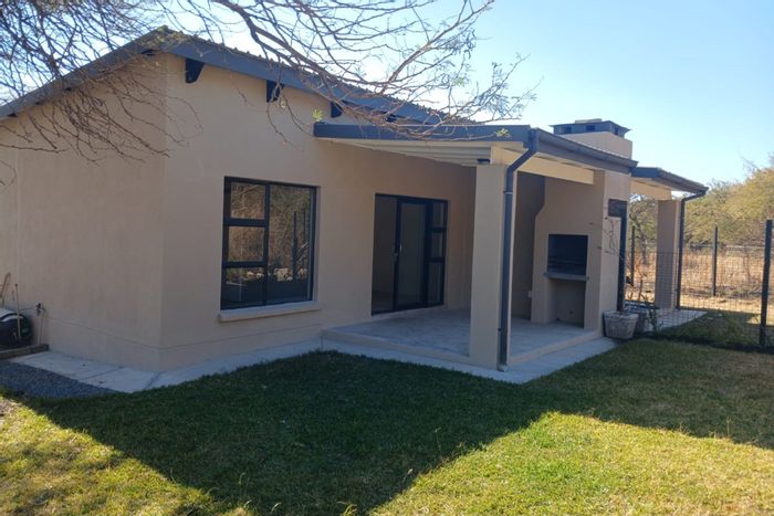 Kampersrus House To Rent: 1 bed, courtyard, carport, mountain views, electricity included.