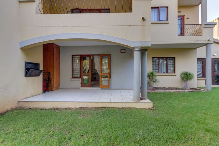 North Riding Apartment For Sale: 3 beds, secure estate, communal pools, garden views.