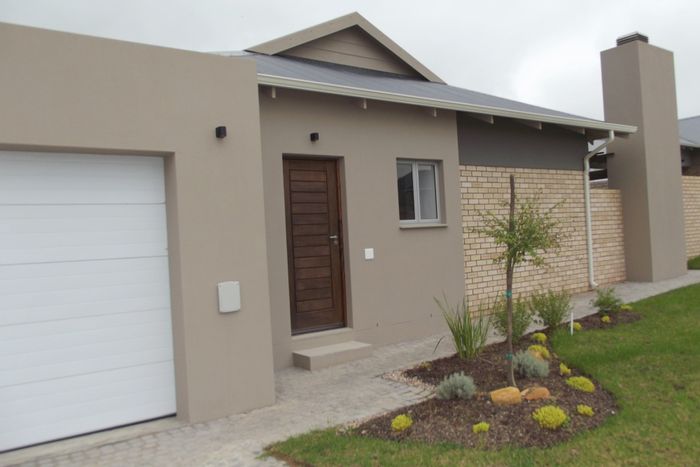 For Sale: House in Mooikloof Country Estate with 3 beds, double garage, pet-friendly.