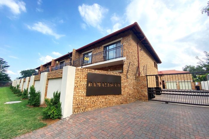 Glen Marais Townhouse For Sale: 2-bed, pet-friendly, private patio, garage.