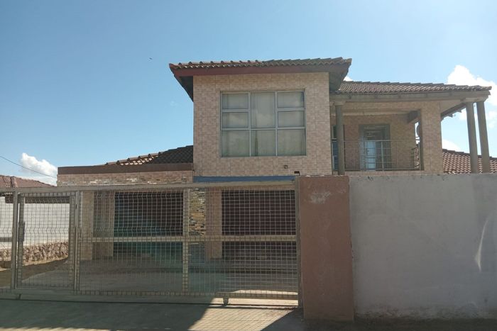 For Sale: Spacious 5-bedroom house in Mankweng with garage, balcony, and amenities.