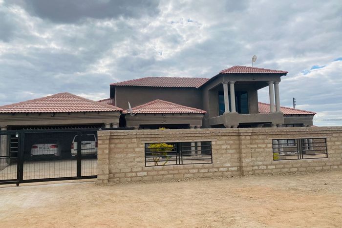 5-bedroom house in Moletji for sale, features garage, spacious lot, near amenities.