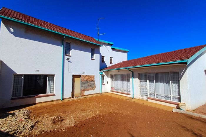 Spacious Mimosa Park house with cottages, large yard, and entertainment areas for sale.