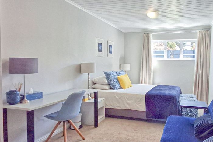 Plumstead Apartment To Rent: Furnished studio with private garden and secure parking.