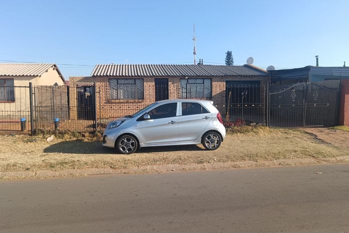 2-Bedroom House in Diepkloof For Sale with Garage and Outside Rooms.