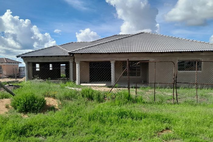 4-bedroom house for sale in Moletji with renovation potential and covered parking.