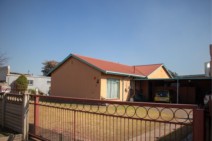 For Sale: 3-bedroom house in Vanderbijlpark CE with garden, parking, and amenities.