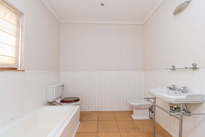 Bryanston House To Rent: 4 Bedrooms, Pool, Garden, 3 Garages, Fibre Internet.