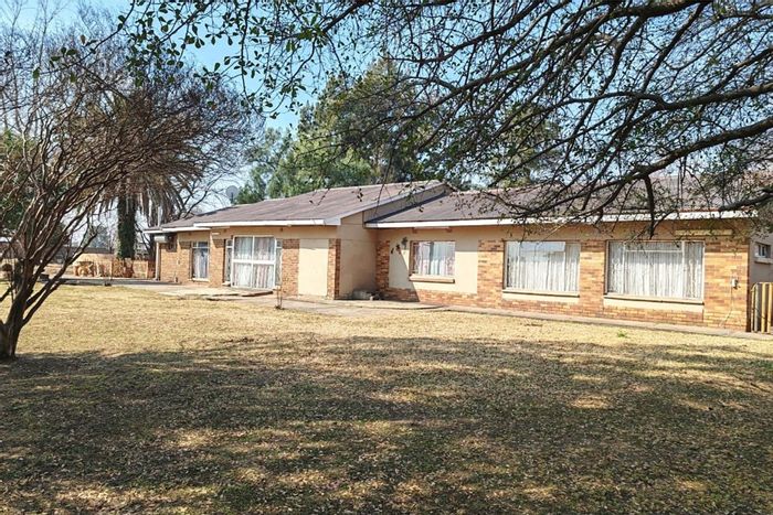 Small Holding for Sale in Homelands: 4 beds, 2 apartments, ample storage.
