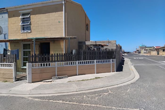 Eastridge House For Sale: 3 bedrooms, corner lot, close to amenities.