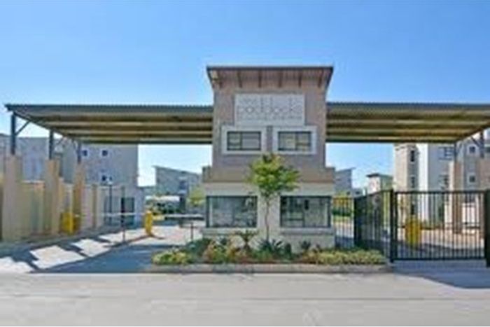 Dainfern Apartment To Rent: 2 beds, pool, tennis court, 24-hour security.
