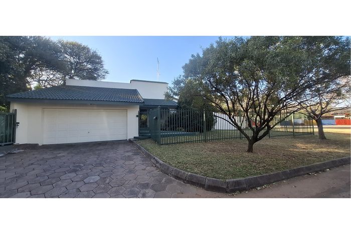 House for Sale in Bela Bela Central: 2 Bedrooms, en-suites, garden, double garage.