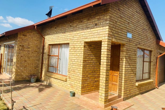3-Bedroom House in Mandela View For Sale with Double Garage and Secure Fencing.
