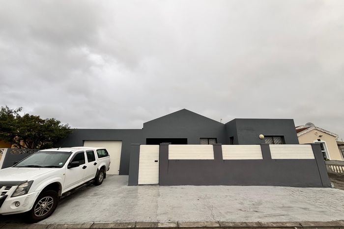 3-Bedroom House To Rent in Rondevlei Park with Large Yard and Servants' Quarters.