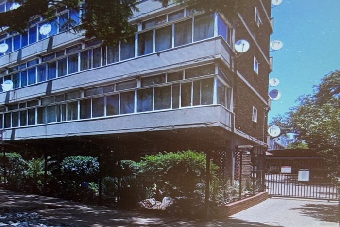 1-Bedroom Apartment For Sale in Pretoria Central with Garage, Close to Amenities.