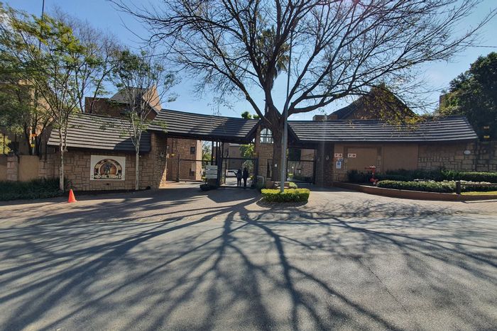 Douglasdale Apartment For Sale: Pool, tennis court, balcony, secure area, covered parking.