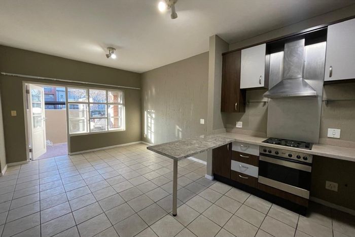 Lonehill Apartment To Rent: 1 Bed, Pool, Braai Area, Close to Amenities.