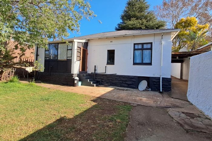 House for Sale in Observatory: 2 beds, 1 bath, large stand, parking for 3.