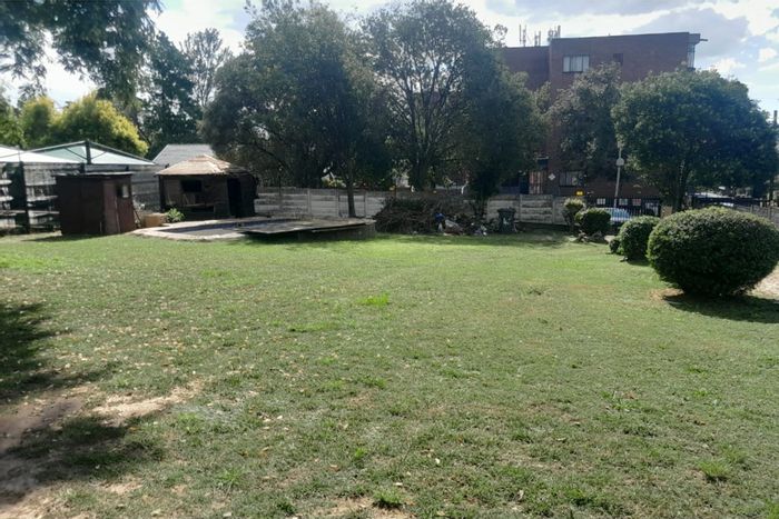 Kew House For Sale: 4 bedrooms, private garden, 5 parking spaces, near schools.