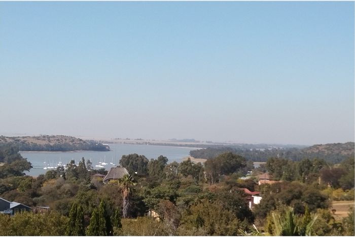 House for Sale in Vaal Marina Central: 8 bedrooms, flatlets, pool, dam views.