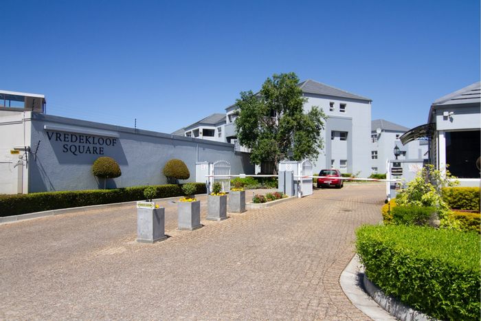 Vredekloof East Apartment To Rent: 2 Bedrooms, Braai Room, Secure Complex Amenities.