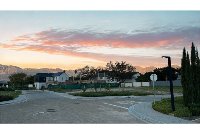 Pet-friendly 3-bedroom house to rent in Lemoenkloof, near schools and shops.