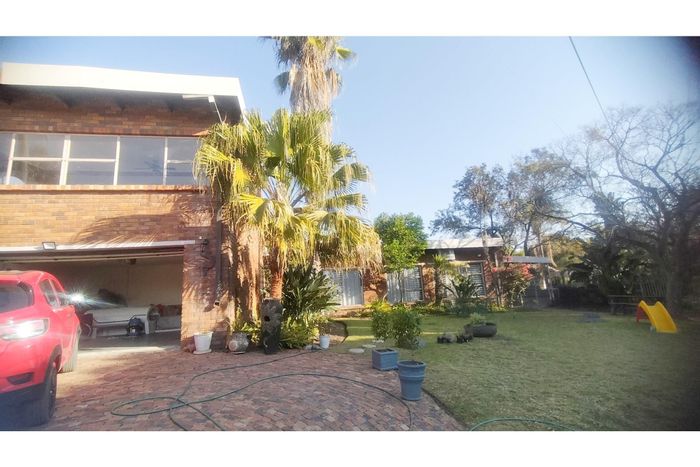 For Sale: 5-bedroom house in Elandsrand with pool, garden, and staff quarters.