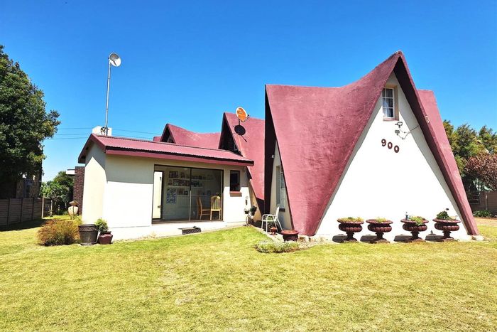 Vaal Marina Central House For Sale: 5 bedrooms, cottage, indoor braai, ample parking.
