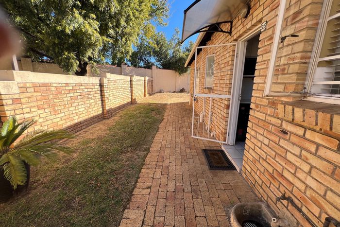 Heuwelsig Estate House For Sale: 3 beds, garden, carport, security features.