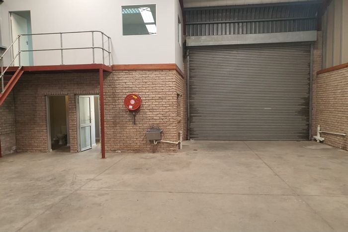 Industrial warehouse in Greenbushes to rent, featuring security, mezzanine office, and parking.