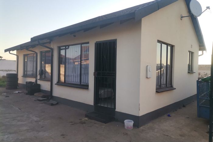 For Sale: House in Protea Glen with 3 bedrooms, garden, and parking for 3.