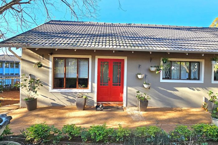 For Sale: Family-friendly house in Clarendon, near schools, pool, and garden.