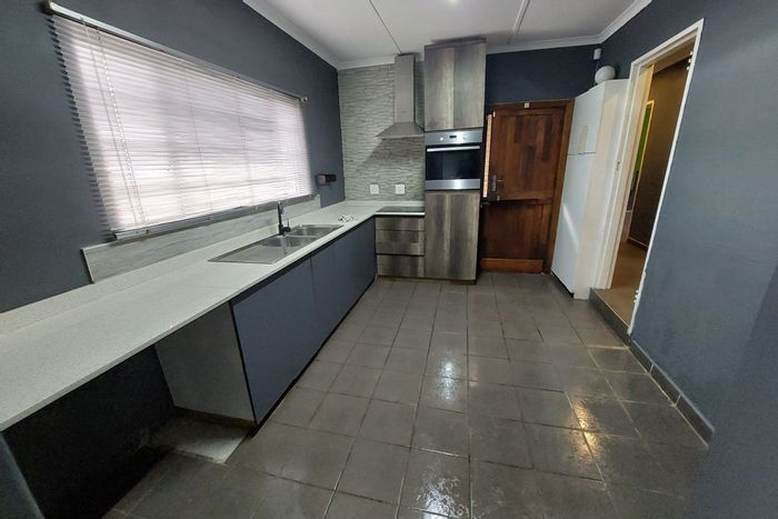 House To Rent in Belfort Estate: 3 Bedrooms, Garden, Fiber Internet, Pet-Friendly.