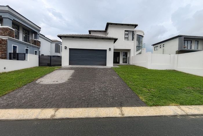 For Sale: House in Blue Valley Golf Estate with 4 beds, staff quarters, and amenities.