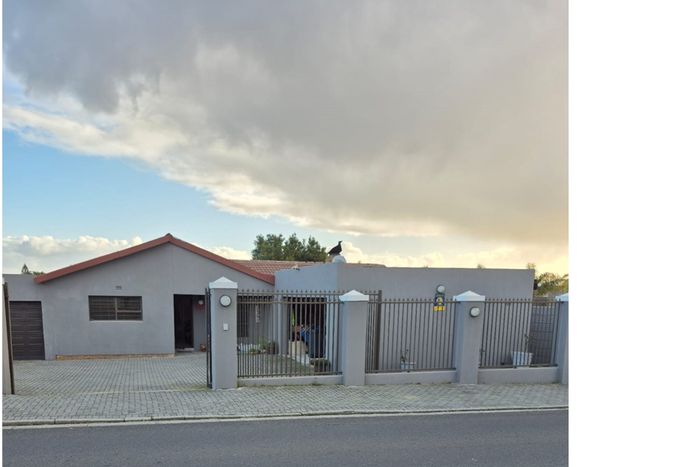 For Sale: Spacious 3-bedroom house in Protea Heights with large erf and security features.