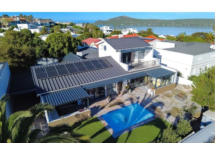 Middedorp House For Sale: Pool, indoor braai, close to beach and yacht club.