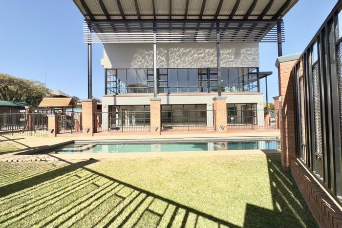 Douglasdale Apartment For Sale: 2 beds, clubhouse, pool, gym, secure estate.