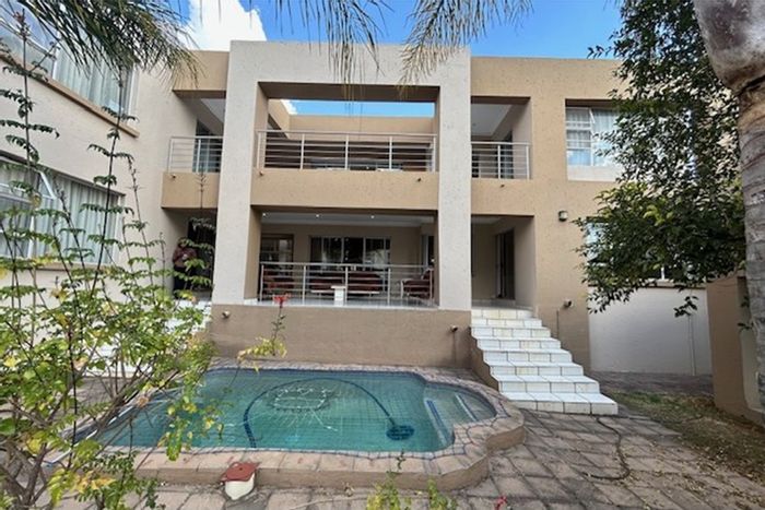 For Sale: House in Savannah Hills Estate with pool, rooftop lounge, and estate amenities.