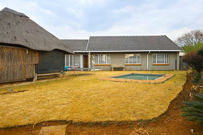 Bonaero Park House For Sale: 3 Beds, Pool, Lapa, Garage, Pre-Paid Electricity.