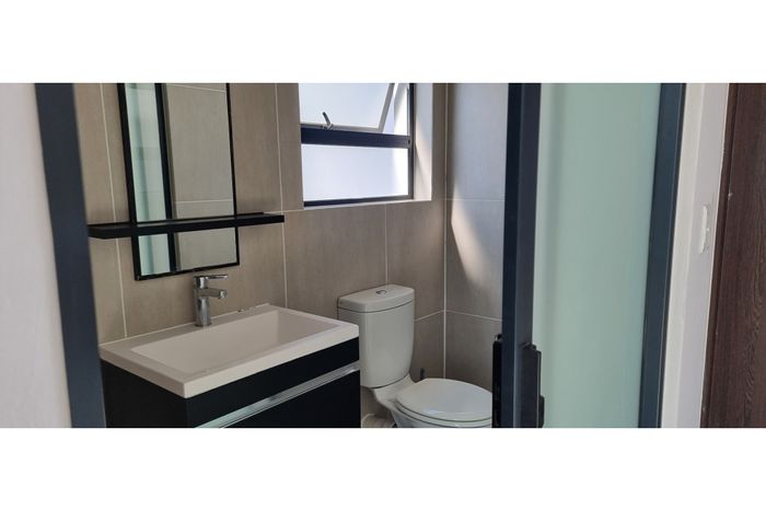 Townhouse to rent in Greenstone Hill: 2 beds, 2 baths, parking, close to amenities.