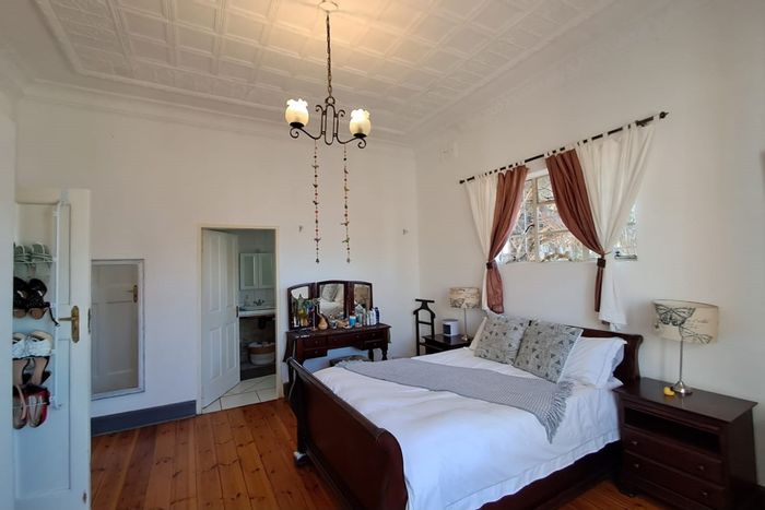 For Sale: House in Kensington with 3 beds, 2 baths, garden, and security features.