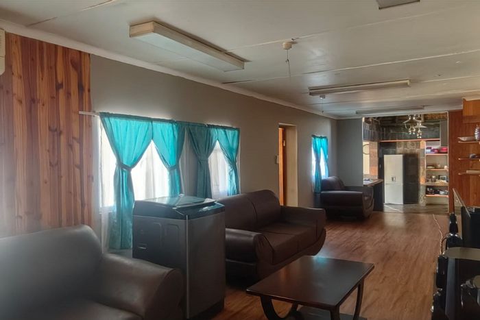 House to Rent in Southfork: 4 bedrooms, eco-friendly estate, study/gym option.