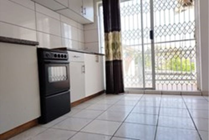 Sparks Estate Apartment To Rent: 1 Bed, Garage, Pool, Convenient Location.