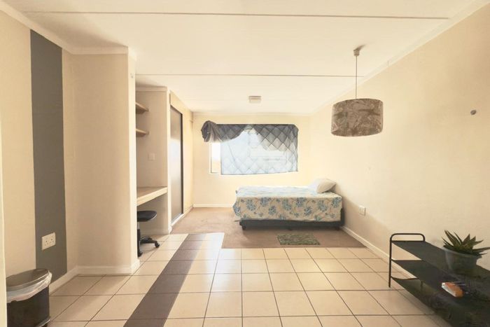 Broadacres Apartment To Rent: 1 Bath, Parking, Clubhouse, Pool, Tennis Court.