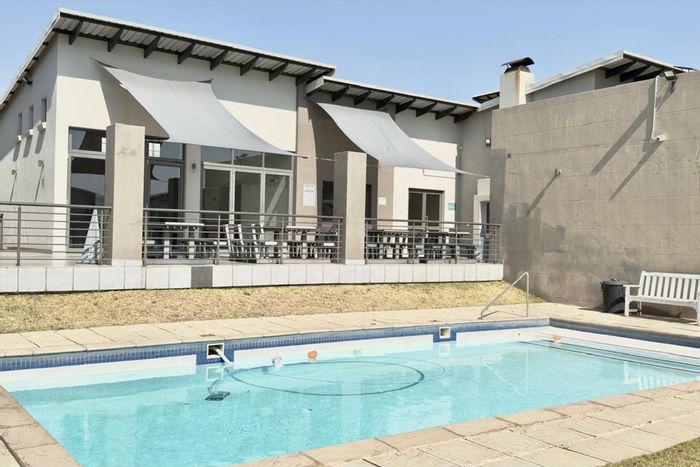 Broadacres Apartment To Rent: Pool, tennis court, secure parking, near amenities.