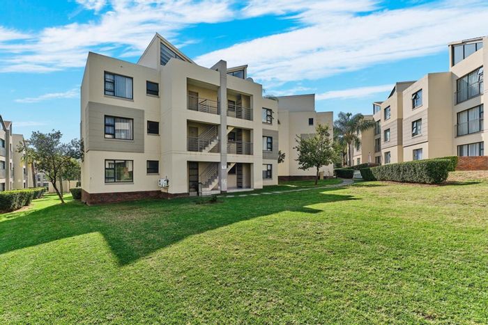Lonehill Apartment To Rent: 3 beds, garden, pool, secure complex, fibre ready.
