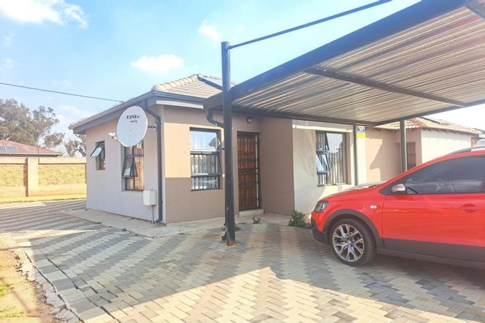 2-Bedroom Cluster To Rent in Daggafontein with secure complex and play area.