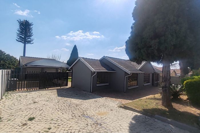 3-Bedroom House to Rent in Noordwyk with large yard and double garage.